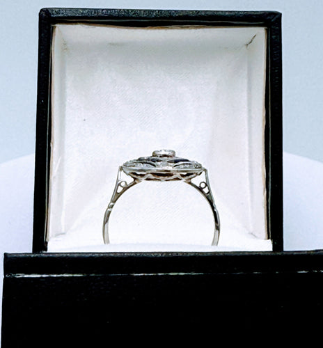 Okrągły pierścionek Art Deco z białego złota i Platyna wysadzany diamentami i szafirami 