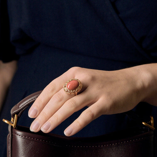 Keltakultainen ja korallista valmistettu sormus 