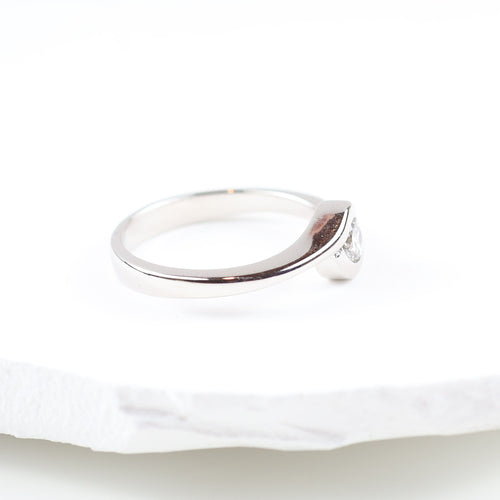 Solitär aus Diamant gefasst in 18 Karat Weißgold 