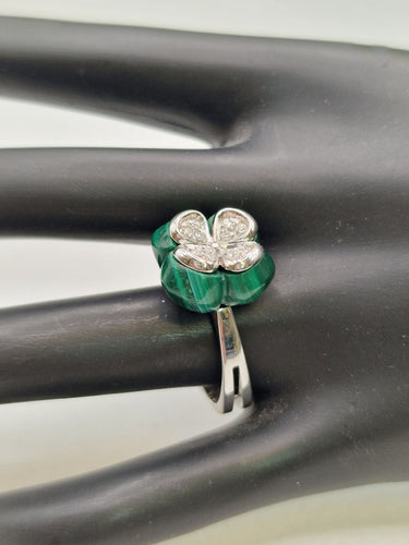 Prsten z bílého zlata, malachitu a diamantů 