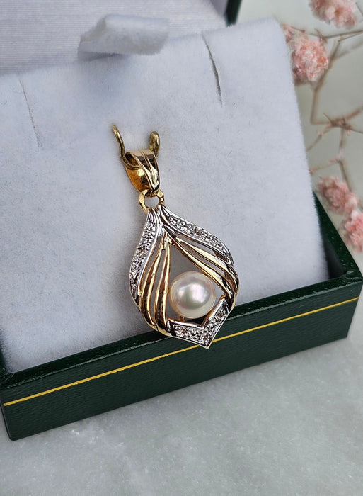 Yellow gold pearl pendant