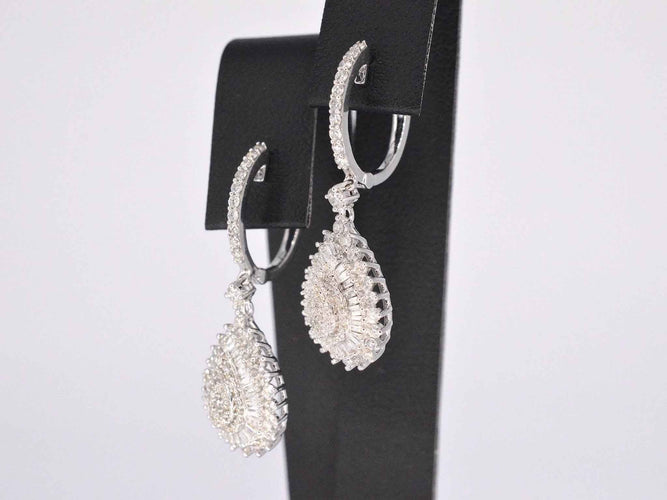 Boucles d'oreilles Boucles d'oreilles en or blanc en forme de larme avec diamants 58 Facettes 2055