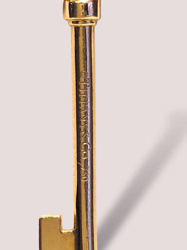 Collier Collier en or jaune 18 carats Tiffany & Co avec pendentif clé en or et diamant 58 Facettes 11114