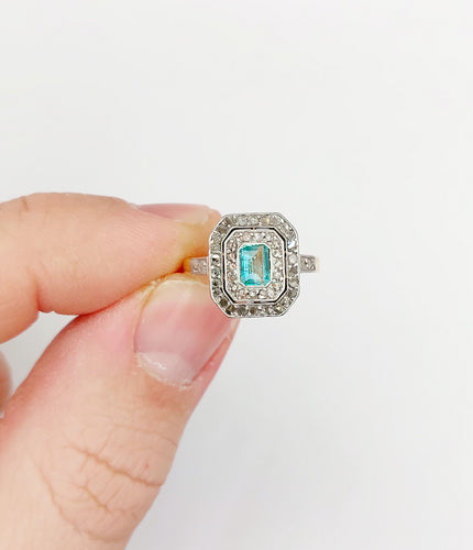 Ring Art Deco i 18k guld och Platina, smaragd och rosenstensslipade diamanter 