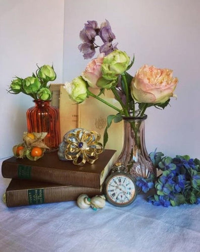 około 1955 r. duży klips z dekoracją kwiatową z żółtego złota, szafirów i diamentów