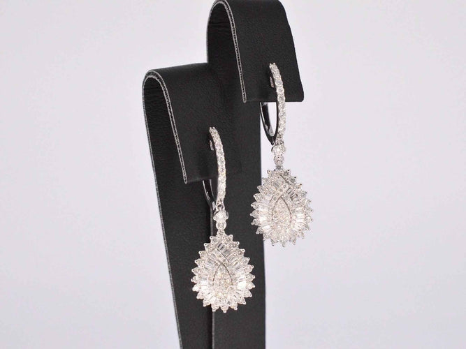 Boucles d'oreilles Boucles d'oreilles en or blanc en forme de larme avec diamants 58 Facettes 2055