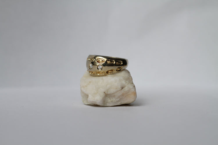 Bague 52.5 Bague Bombée or jaune et diamants 58 Facettes