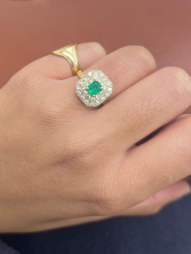 Bague 54 Bague en or jaune, émeraude et diamants 58 Facettes