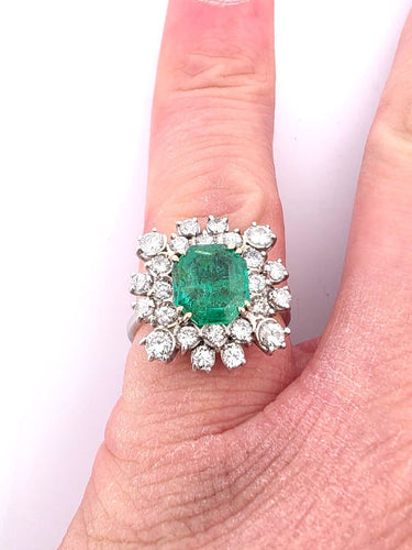 Bague 55 Magnifique bague en or blanc avec une émeraude centrale et des diamants tout autour. 58 Facettes