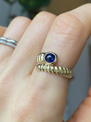 Bague 53 Bague godronnée serpent en or jaune 18k et saphir cabochon 0,55 ct 58 Facettes