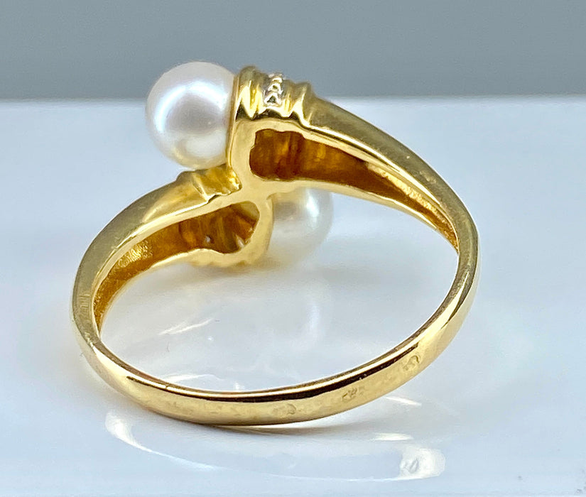 Geelgouden ring, 2 parels en 6 diamanten