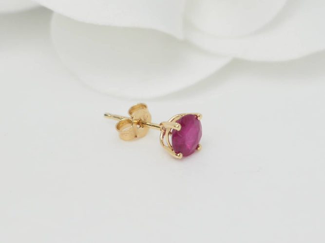 Boucles d'oreilles Puces d'oreilles en or jaune et rubis 58 Facettes BORub