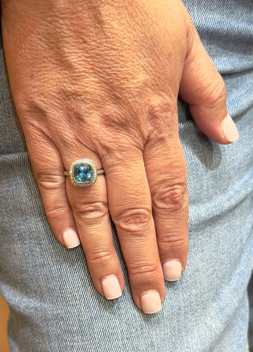 Bague 53 Bague en or blanc topaze bleue et diamants 58 Facettes