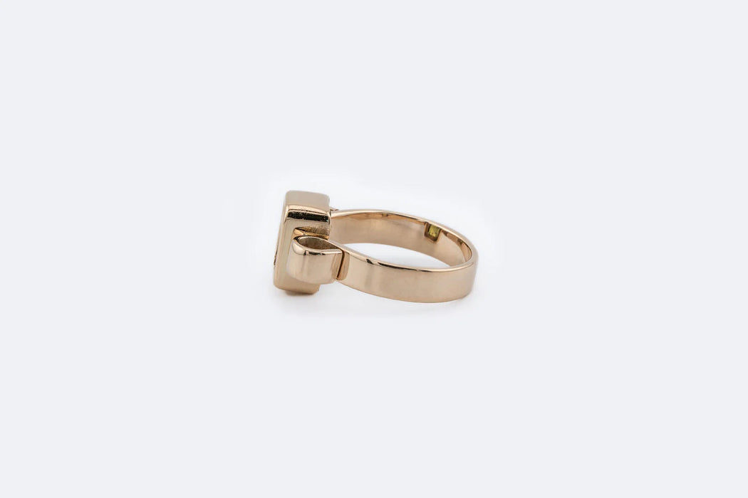 Yellow gold ring with stone