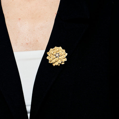 Gult guldbrosch med odlade pärlor och safirer