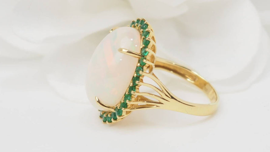 Bague 54 Bague ovale en or jaune, opale cabochon et émeraudes 58 Facettes 32639