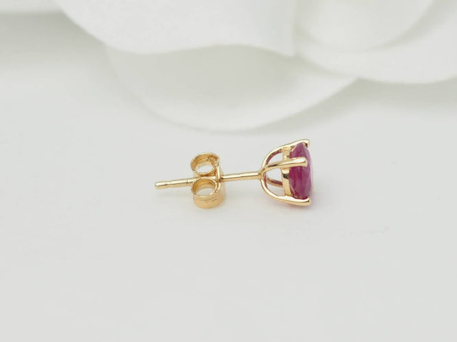 Boucles d'oreilles Puces d'oreilles en or jaune et rubis 58 Facettes BORub