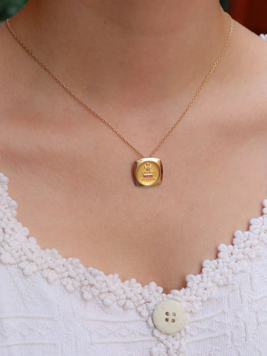 Pendentif Médaille amour Augis carrée Plus qu'hier moins que demain or jaune diamant rubis 58 Facettes J473