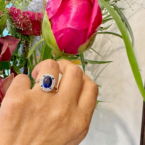 Platyna i żółte złoto, diament, pierścionek z klastrem szafirów Verneuila 