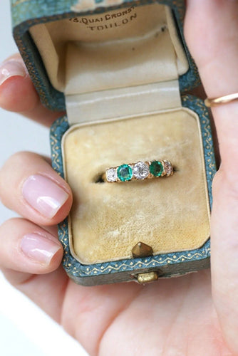 Bague Bague Jarretière Emeraudes et Diamants Or Jaune 58 Facettes