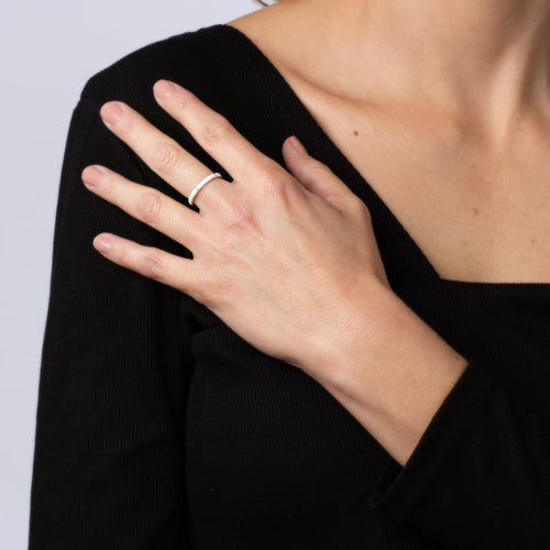 Bague Bague d'éternité en or jaune 14 carats avec diamants et émail blanc, taille 6,5, anneau empilable 58 Facettes G13157