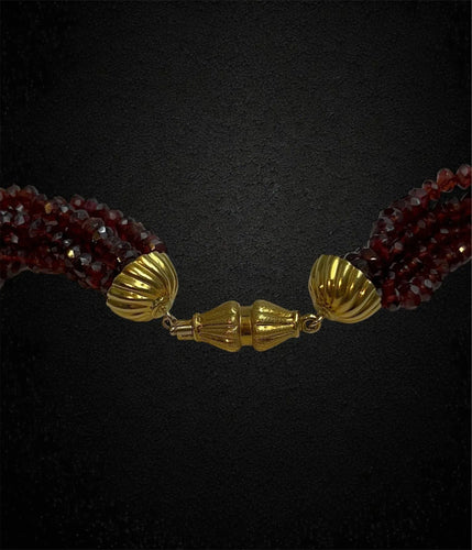 Collier Collier élégant multi-rangs en grenat facetté 58 Facettes
