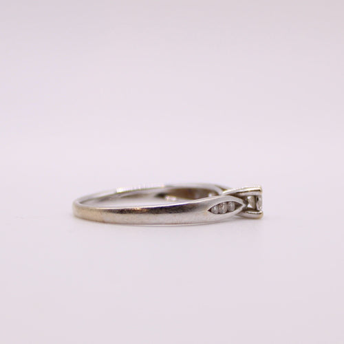 Bague Solitaire diamant épaulé or blanc 58 Facettes