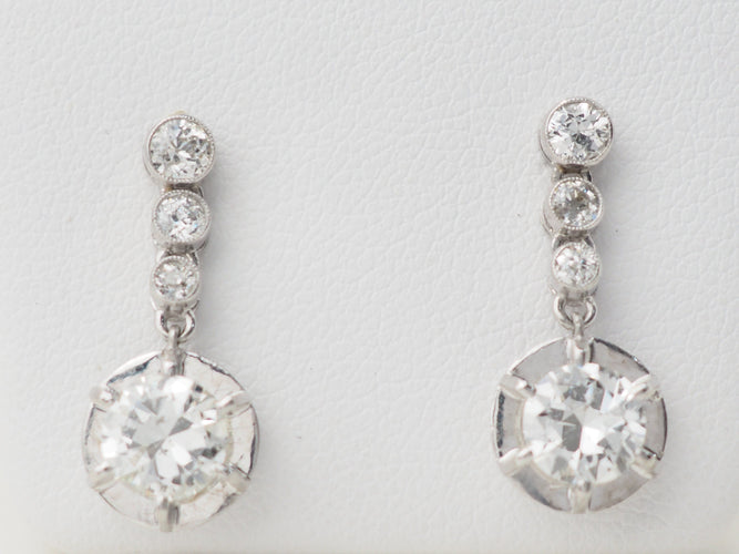 Boucles d'oreilles Paire de dormeuses anciennes en or blanc et diamants 58 Facettes 32108