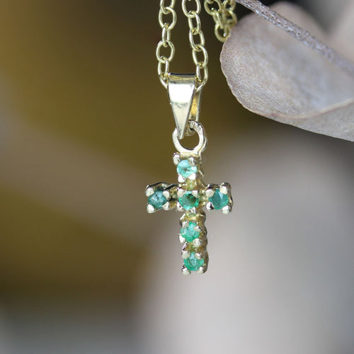 Collier Petite croix or jaune émeraudes 58 Facettes 24-328A