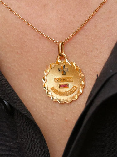 Pendentif Médaille amour Augis ronde Plus qu'hier moins que demain or jaune rubis 58 Facettes J491