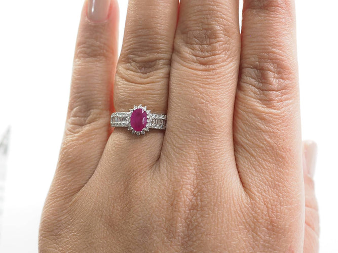 Bague 54 Bague entourage en or blanc, rubis et diamants 58 Facettes 33066