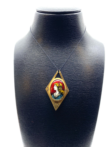 Pendentif Pendentif en or jaune 18 carats, profil de femme en émail de limoges 58 Facettes A 321