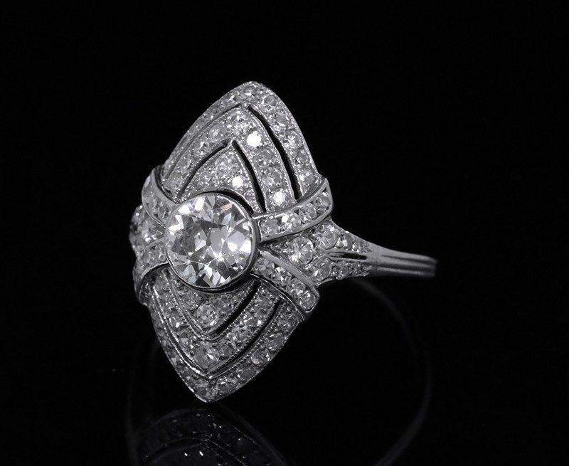 Shuttle ring in platinum and diamonds Art Deco