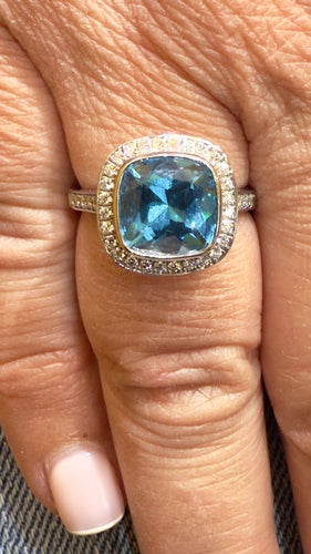 Bague 53 Bague en or blanc topaze bleue et diamants 58 Facettes