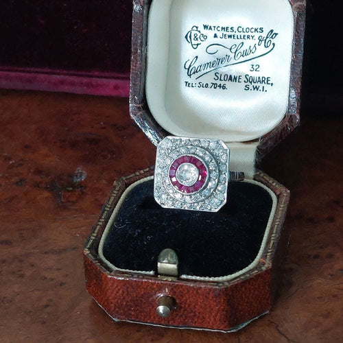 Bague 53.5 Bague "Pyramide" diamants, rubis et platine 850 - Style Art Déco 58 Facettes 213