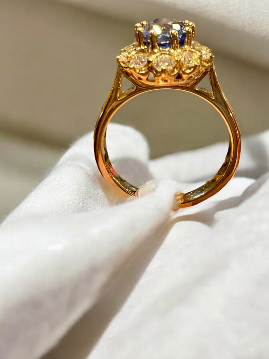 Anillo de oro amarillo con zafiro de Ceilán pavé de diamantes