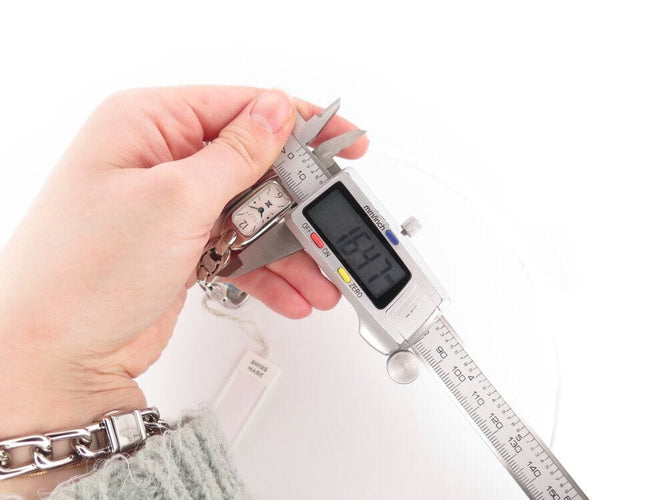 Montre montre CELINE macadam triomphe 35 mm quartz classique acier palladie 58 Facettes 267061