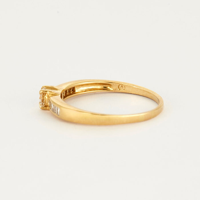 Yellow gold ring adorned with diamonds