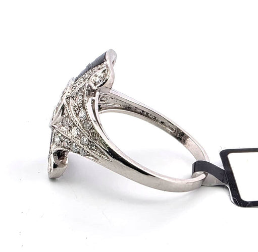 Platinainen sormus, jossa on merkittävä keskimmäinen timantti ja timantteja 