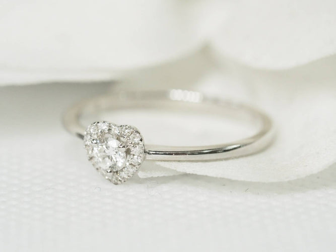 Bague Solitaire en forme de cœur en or blanc et diamants 58 Facettes 24977