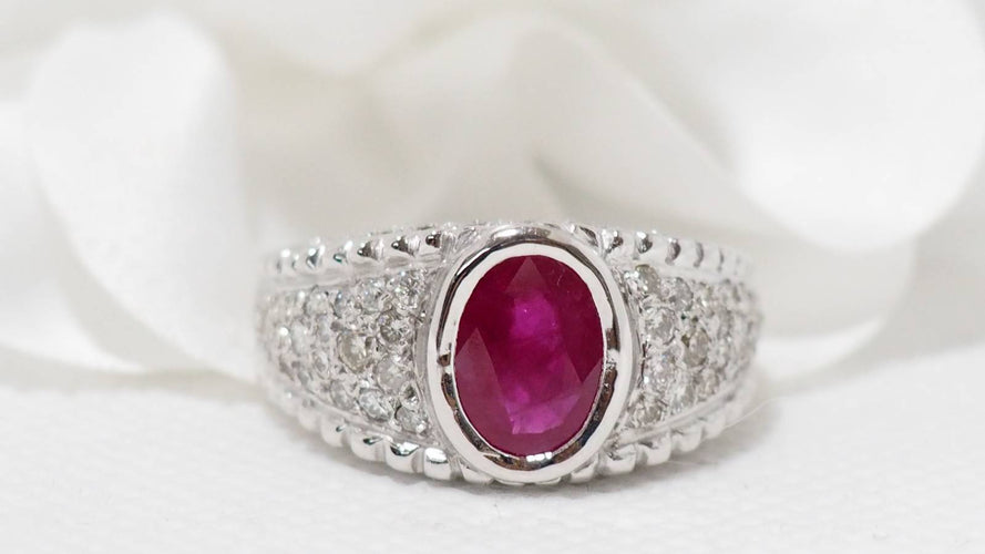 Bague 57 Bague Jonc en or blanc, rubis ovale et diamants 58 Facettes F4832