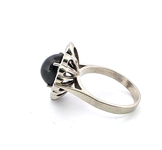 Bague 53 Bague en or blanc avec saphir cabochon et diamants 58 Facettes