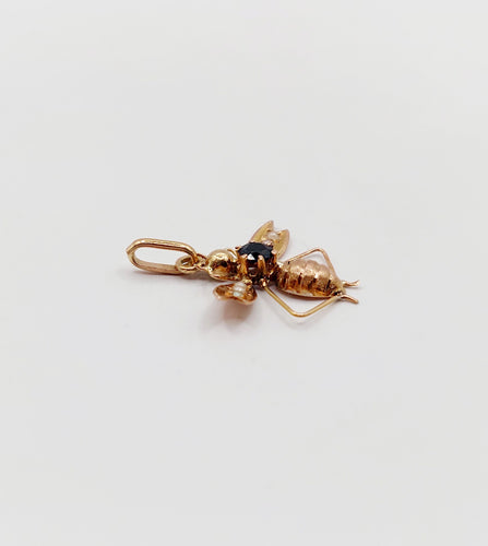 Colgante de abeja victoriana en oro rosa de 18k con zafiro y perlas 