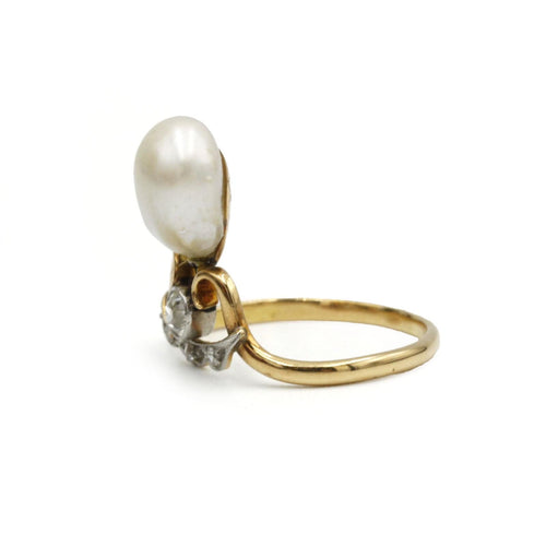 Anillo de oro, perla y diamantes.
