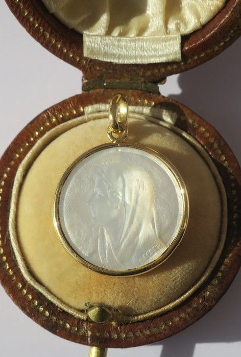BECKER vintage medaille Maagdelijk parelmoer goud