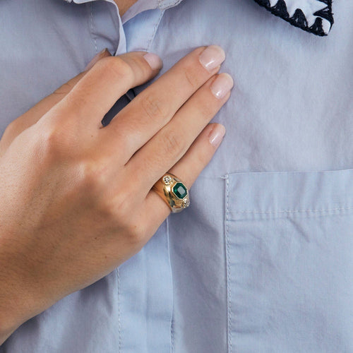 Bague Bague Jonc en or jaune sertie d'une Emeraude d'environ 2 carats et de 2 diamants 58 Facettes