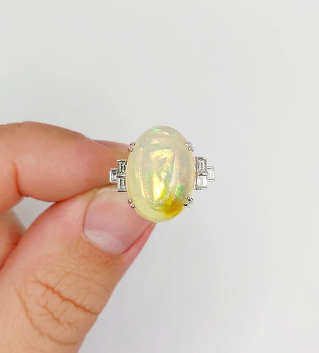 Bague cocktail vintage or blanc, opale cabochon 9,50 carats et diamants baguettes 58 Facettes A05976