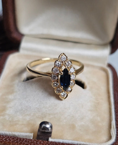 Bague 52.5 Bague marquise saphir et diamants en or jaune 18 carats 58 Facettes 706