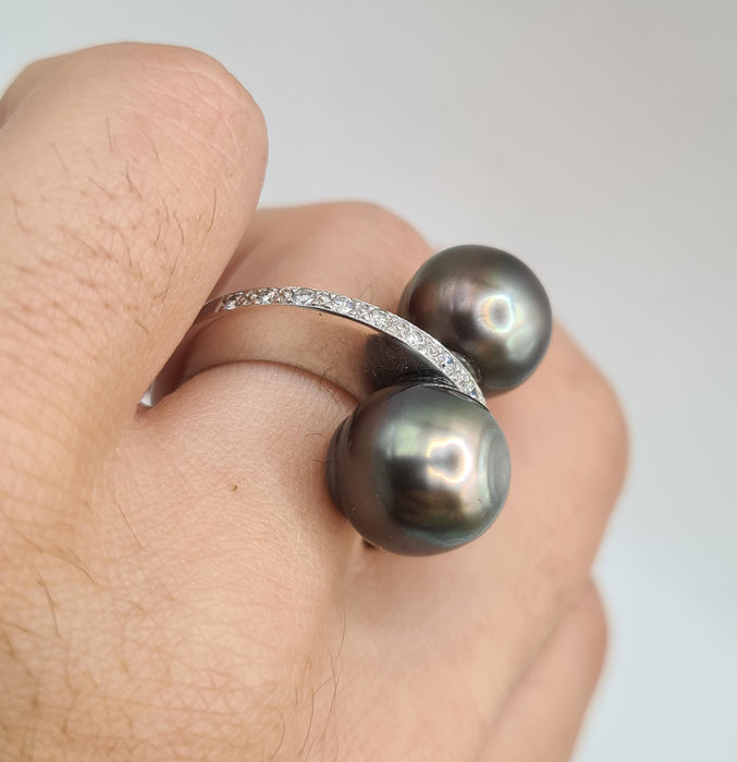 White gold ring set with Tahitian pearls and diamonds