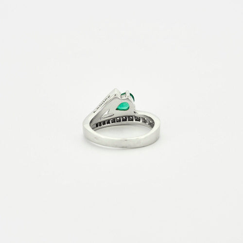 Bague 54 Bague or blanc sertie d’une émeraude poire et diamants 58 Facettes